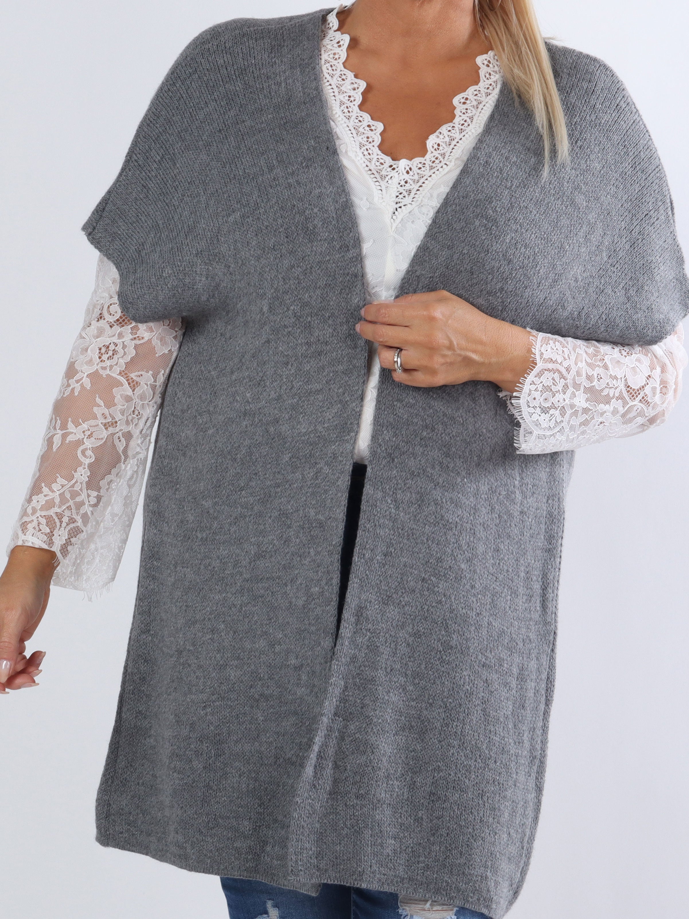 Tilly Plain - Plus size stickad kofta utan ärmar